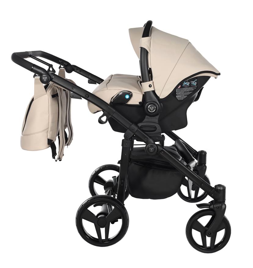 Dwa beżowe foteliki Avionaut Cosmo i-Size wpięte w stelaż wózka bliźniaczego Junama Space Duo Eco 02 Latte za pomocą adapterów.