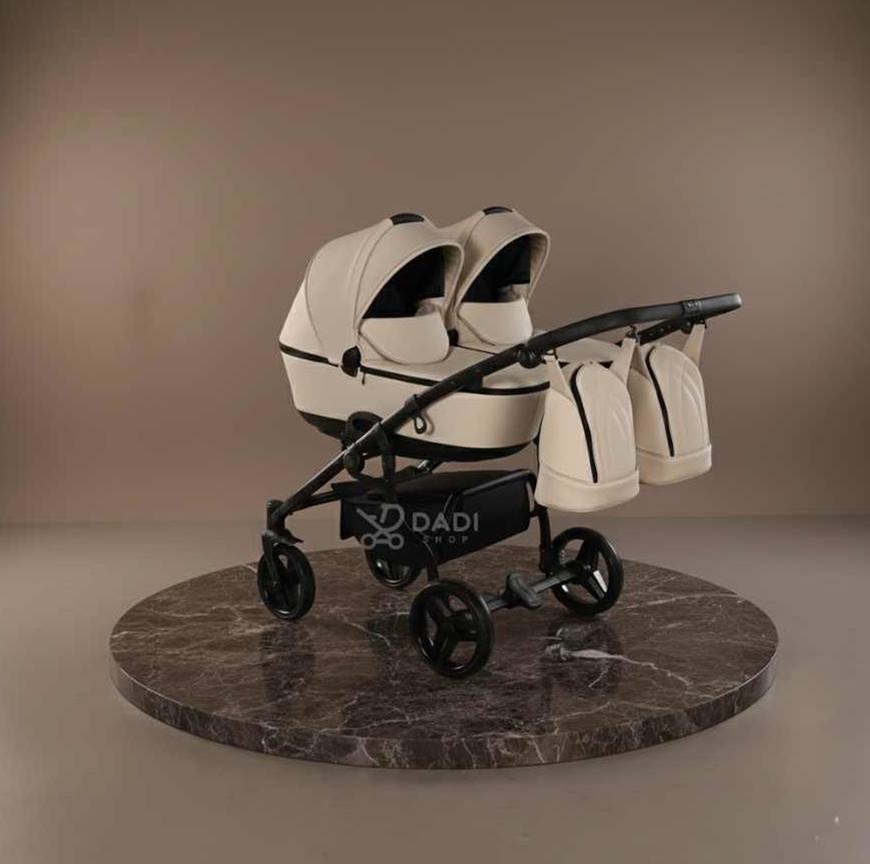 Prestiżowy wózek bliźniaczy Junama Space Duo Eco w kolorze 02 Latte (Ecru) – prezentacja modelu w studio Dadi-Shop.