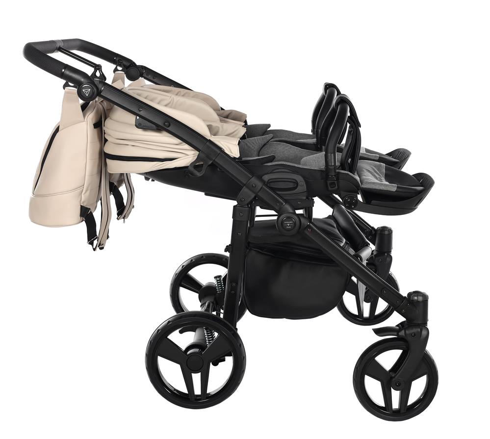 Siedzisko spacerowe wózka Junama Space Duo rozłożone do płaskiej pozycji leżącej z rozszerzoną budką chroniącą śpiące dziecko.