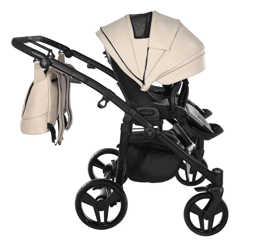 Odkryty panel z siatki wentylacyjnej w przedłużanej budce spacerówki Junama Space Duo Eco zapewniający przepływ powietrza.