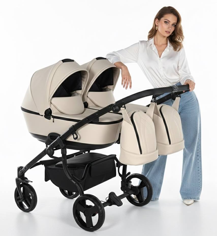 Wózek bliźniaczy Junama Space Duo ECO 4w1 w kolorze beżowym z gondolami obok siebie, eko skóra, wersja premium z modelką studio.