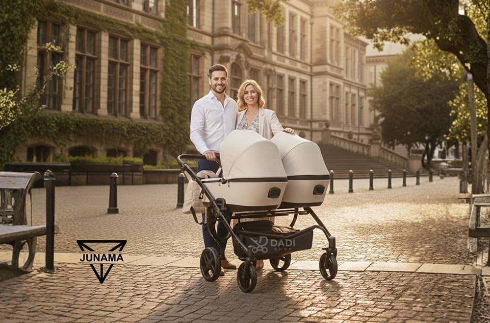 Rodzinna chwila przy kamienicy – wózek bliźniaczy Junama Duo Space Eco Beige 2w1 z gondolami obok siebie.