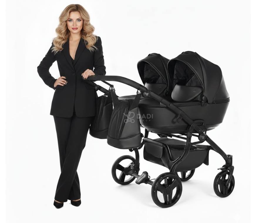 Wózek głęboko spacerowy bliźniaczy Junama Space Duo 03 Black. Modelka w czarnym total looku prezentuje design 2w1.