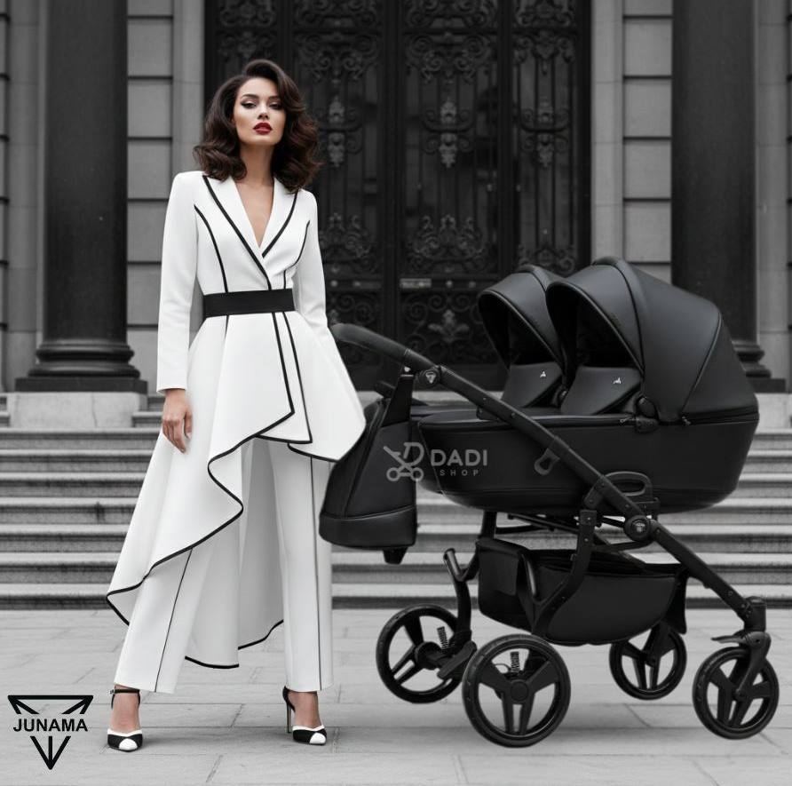 Stylowa modelka z czarnym wózkiem bliźniaczym Junama Space Duo 03 Black Prestige Edition z eko-skóry.