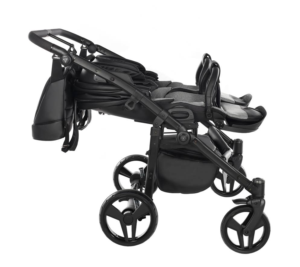 Rozłożone siedzisko spacerówki Junama Space Duo 03 Black z regulowanym podnóżkiem w pozycji do spania.