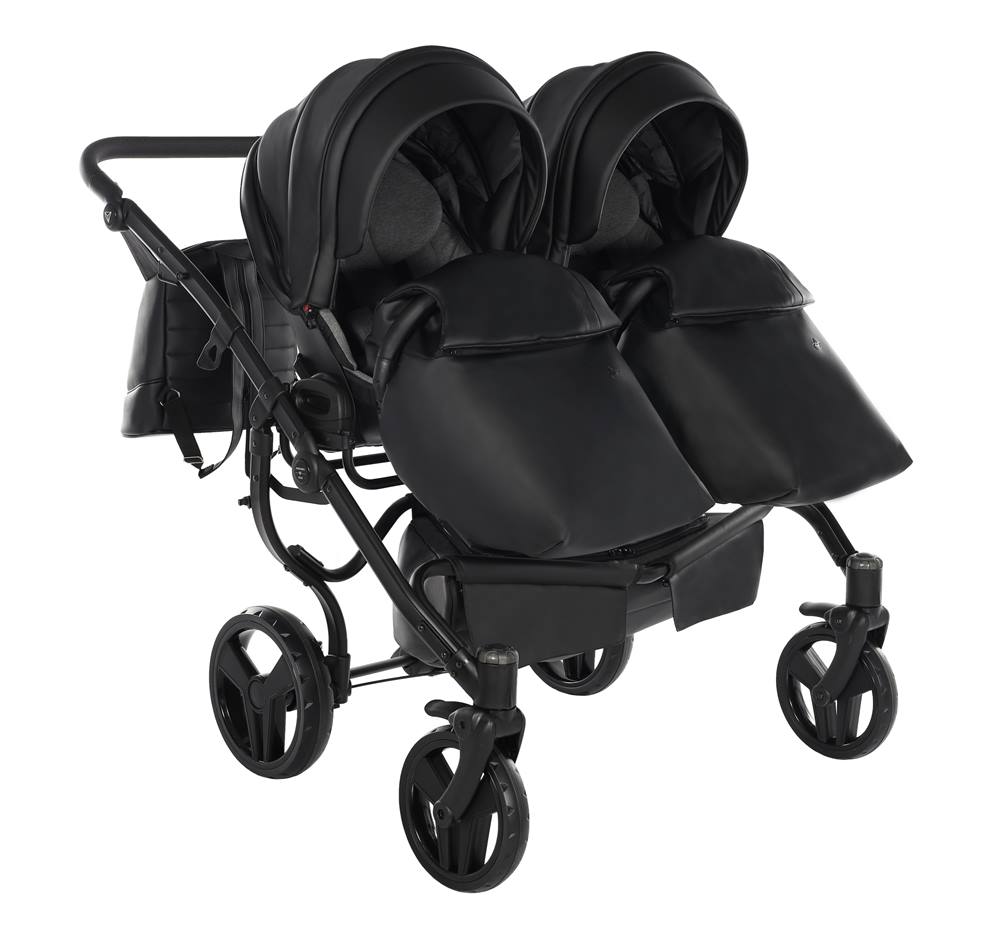 Czarna spacerówka Junama Space Duo z 5-punktowymi pasami i głęboką, przedłużaną budką chroniącą przed słońcem i wiatrem.