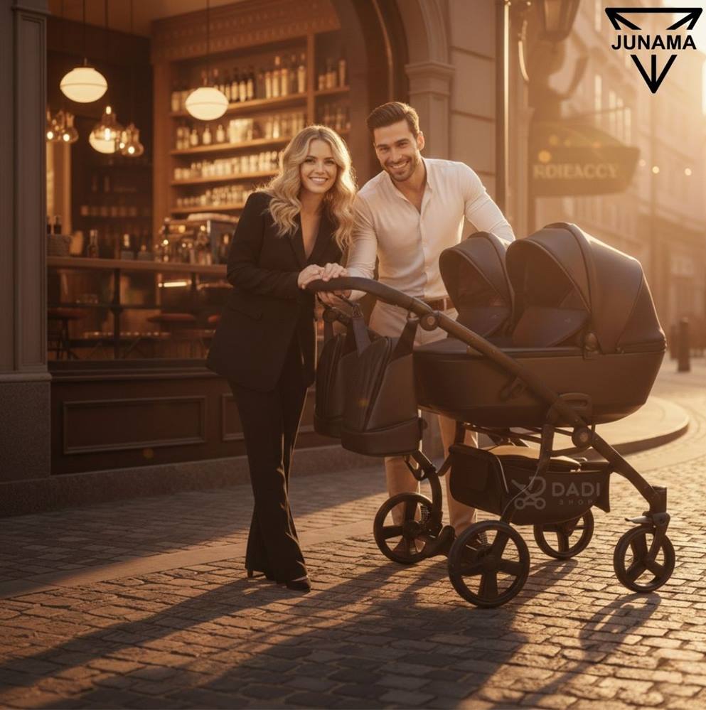 Uśmiechnięci rodzice spacerujący w słoneczny dzień z wózkiem bliźniaczym Junama Space Duo Eco 03 Black.