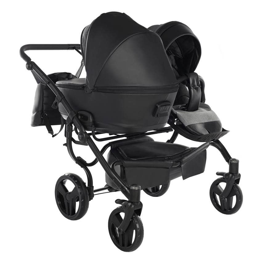 Wózek rok po roku Junama Space Duo z czarną gondolą dla niemowlęcia i spacerówką dla starszego dziecka.