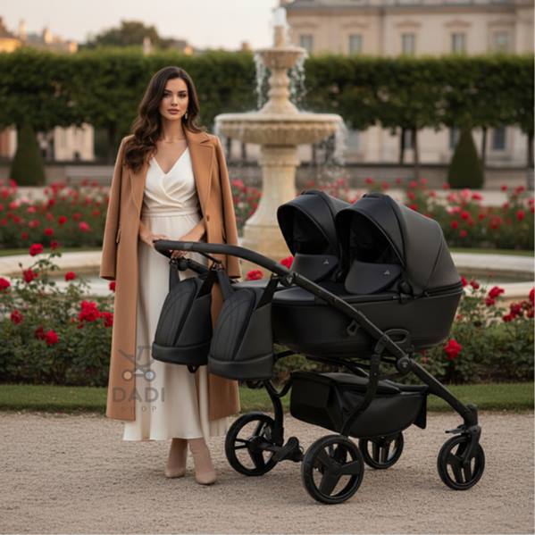 Kobieta w płaszczu w ogrodzie przy fontannie pozuje z wózkiem Junama Space Duo Eco w kolorze czarnym.