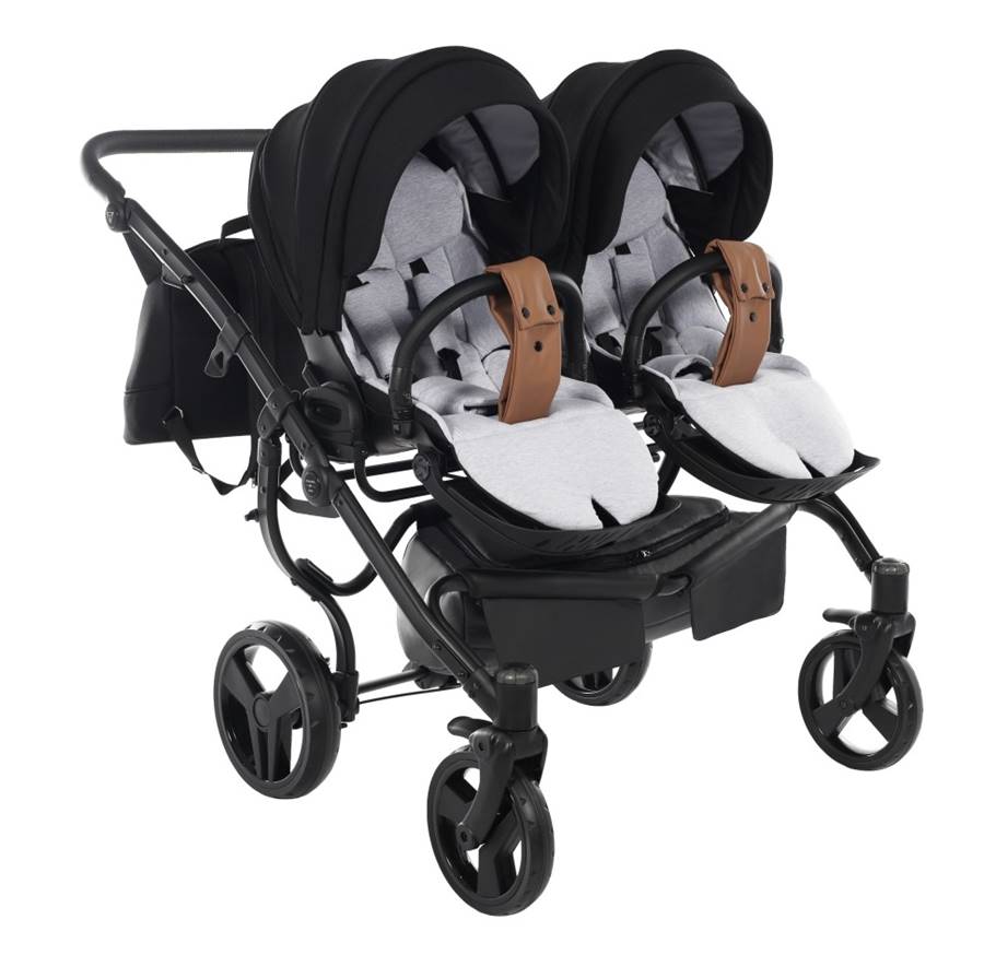 Wózek bliźniaczy z regulowanymi podnóżkami zapewniającymi wygodę dzieciom.