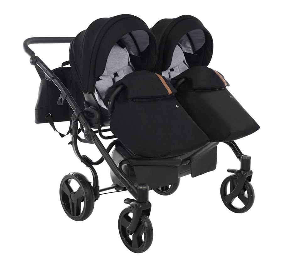 Spacerówki Junama Space Duo z dużymi budkami chroniącymi przed wiatrem.