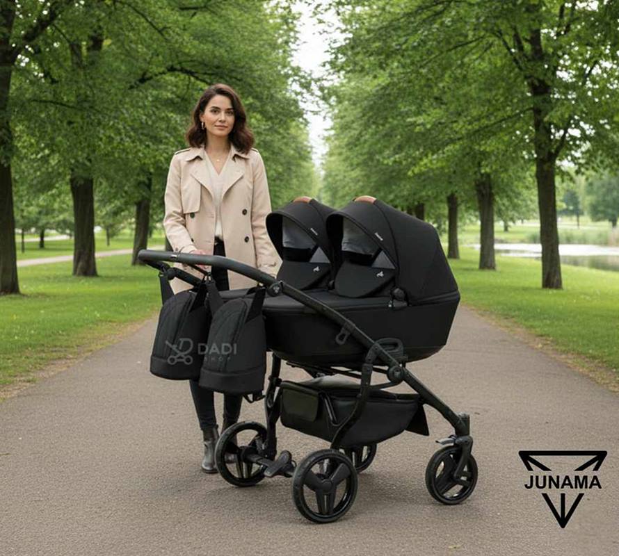 Mama spaceruje w parku z wózkiem dla bliźniaków 4w1 Junama Space Duo 04 – komfortowe i przestronne gondole dla dzieci