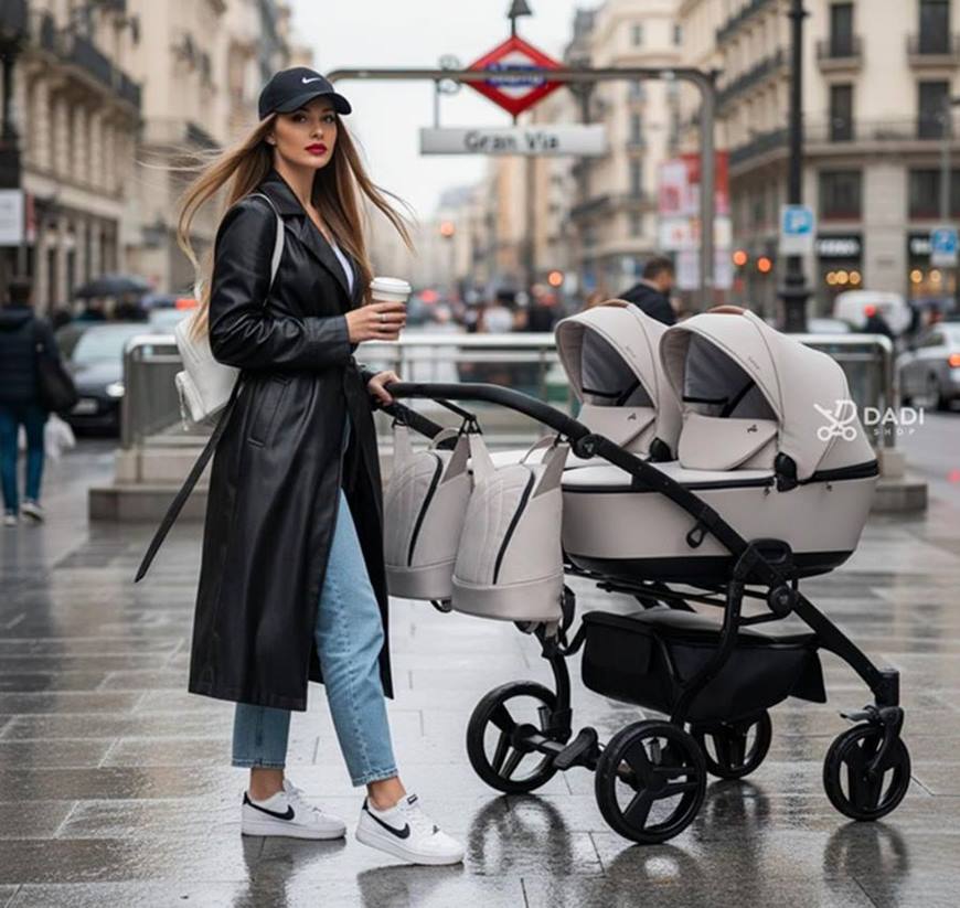 Wózek bliźniaczy Junama Space Duo podczas spaceru w mieście, modelka prezentuje nowoczesny wózek dla bliźniaków.