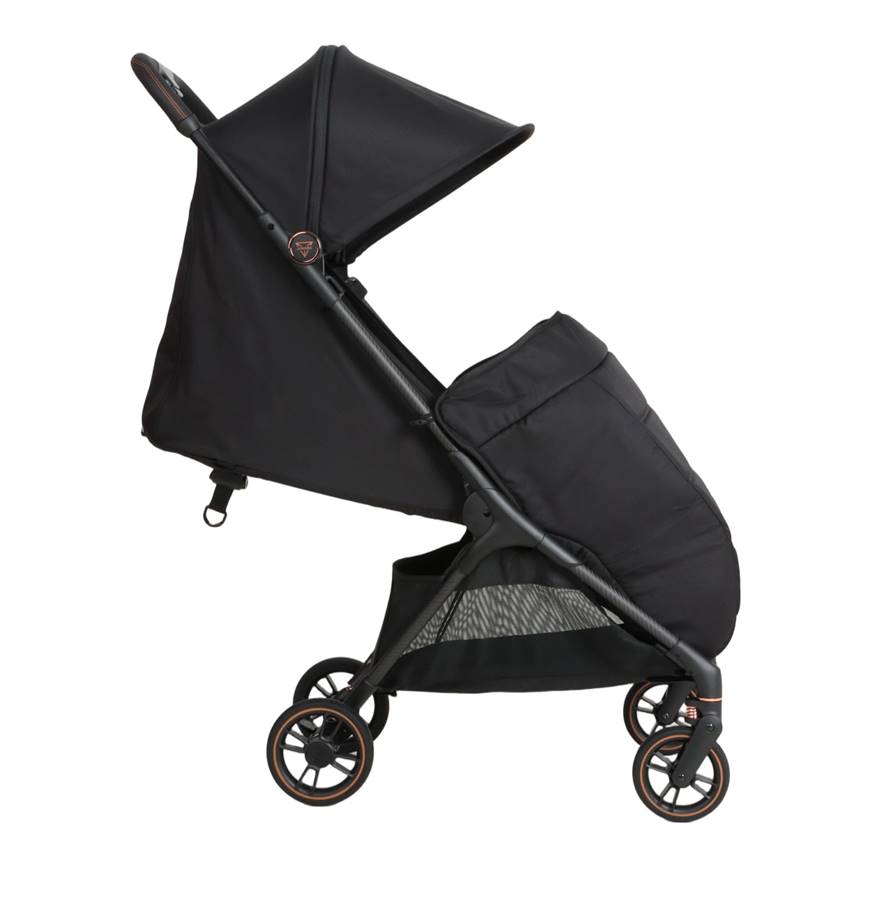 Czarny wózek JUNAMA AVIATOR Carbon Black z zamontowanym pokrowcem na nóżki