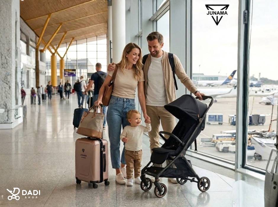 Rodzina z dzieckiem i wózkiem JUNAMA AVIATOR Carbon Black w hali odlotów przed podróżą