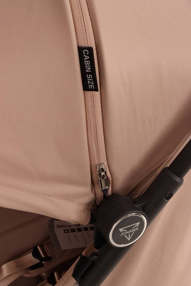 Zbliżenie na detal wózka Junama Aviator z oznaczeniem Cabin Size oraz logotypem marki