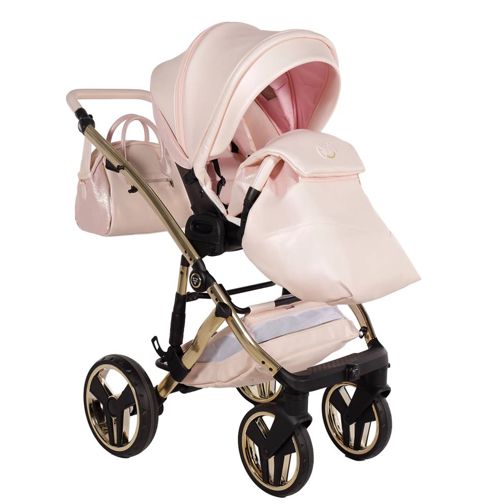 Wózek spacerowy Junama Candy Premium 01 w kolorze pudrowego różu z osłoną na nóżki i złotym stelażem na białym tle.
