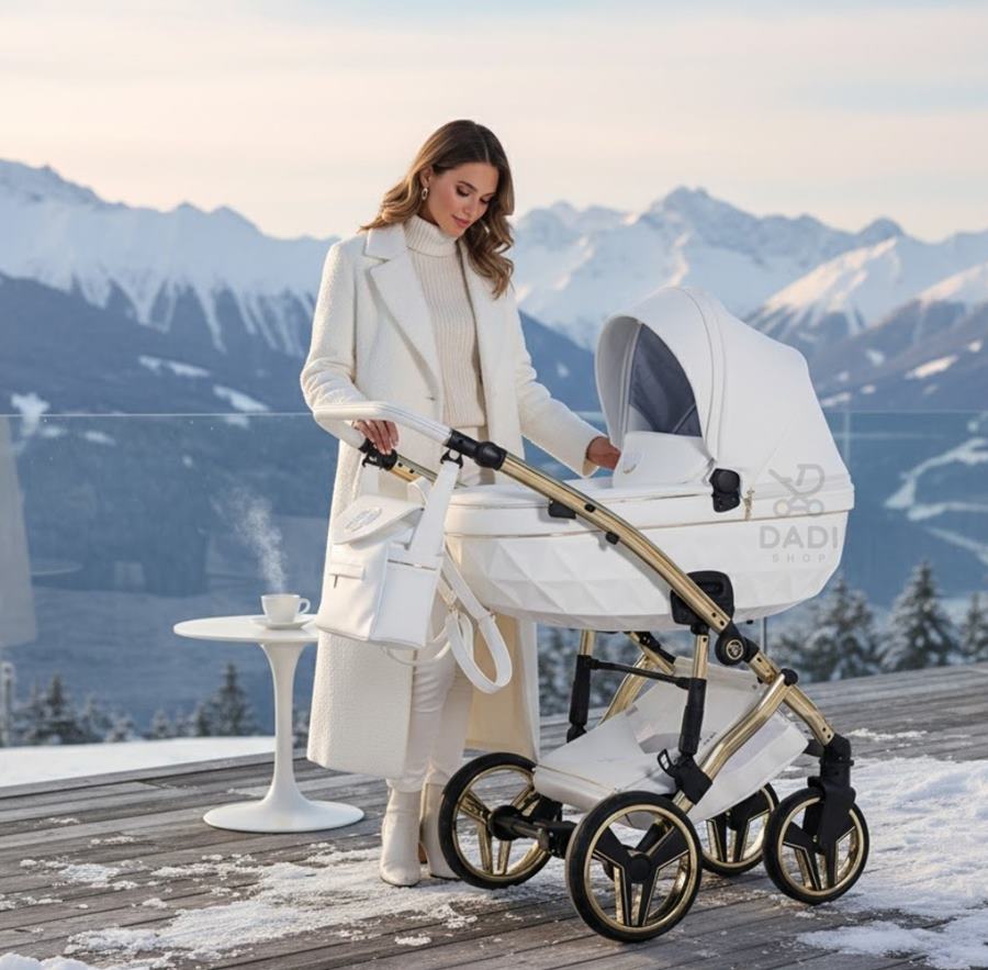 Kobieta w zimowej scenerii z białym wózkiem Junama Candy Premium 02 White na tle zaśnieżonych gór