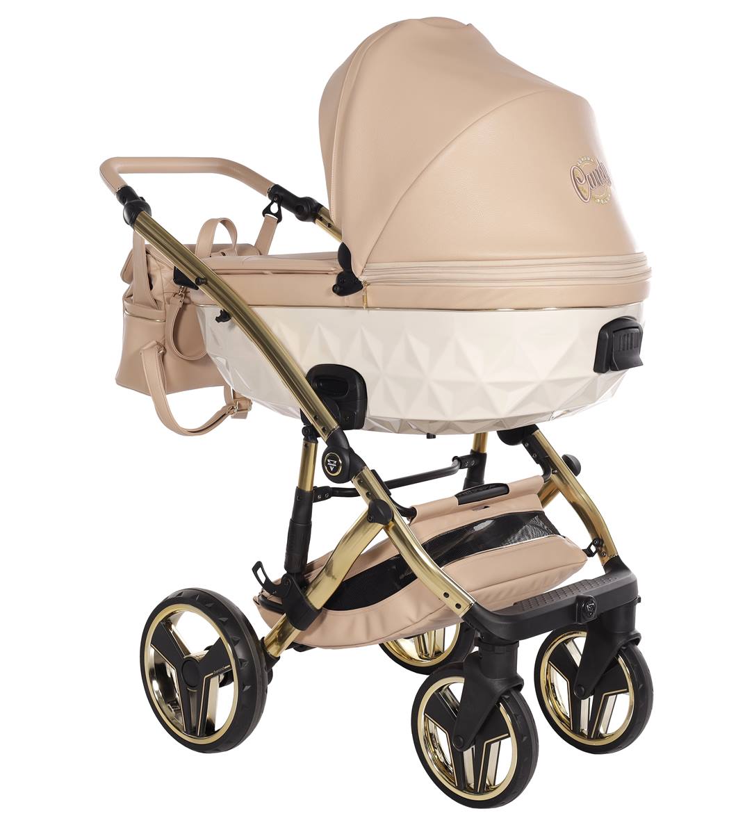 Tył wózka 3w1 Junama Candy Premium z linii Diamond 05 Beige, z gondolą i spacerówką, dostępny w sklepie Dadi-Shop, z elegancko wyszywanym logo 'Candy' i wysokiej jakości ekoskórą.