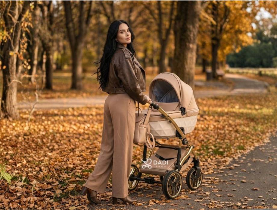 Beżowy wózek Junama Candy Premium 05 Beige podczas spaceru jesienią.