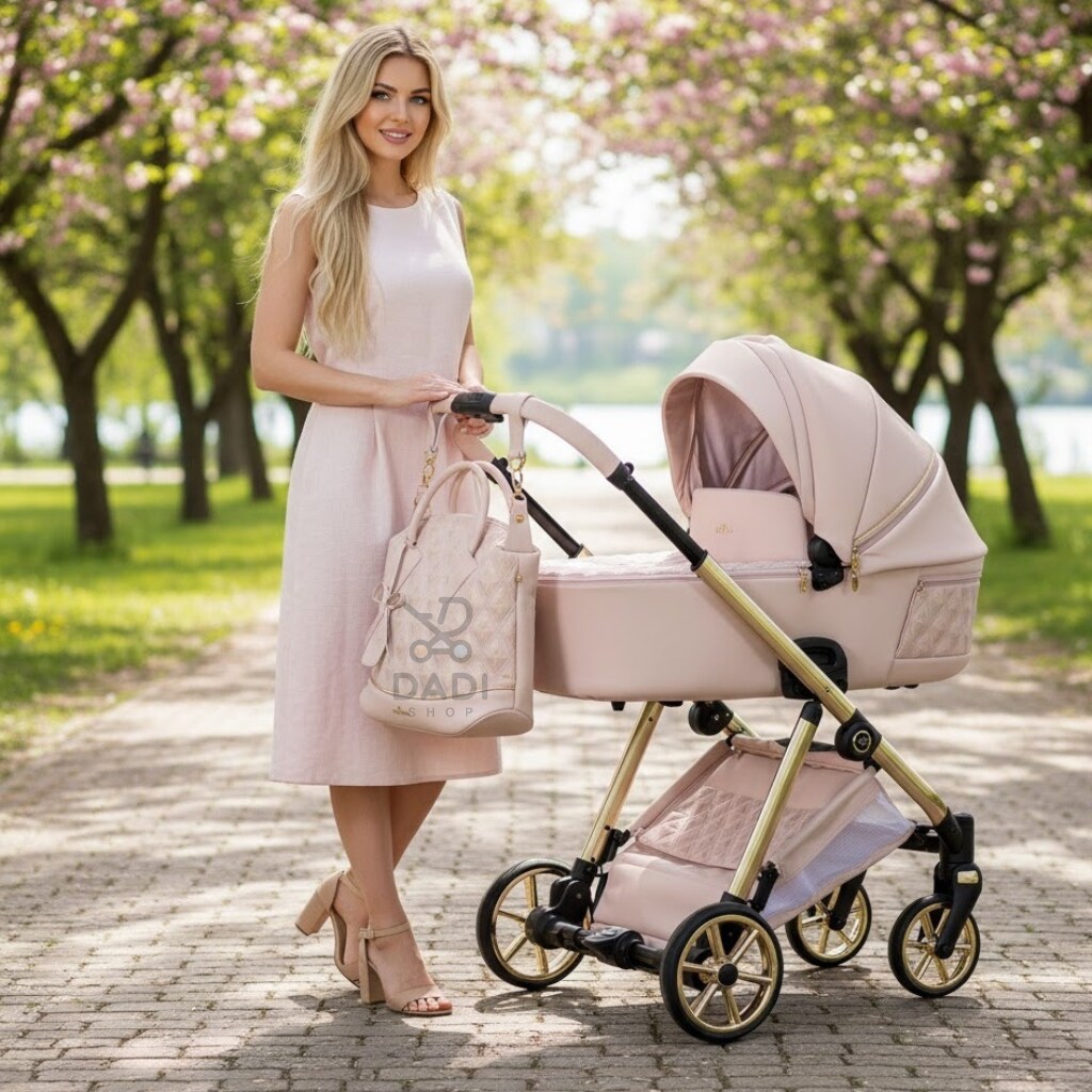 Kobieta w różowej sukience z wózkiem Junama Ellegante Art Deco 01 Pink w parku nad jeziorem. Widoczny złoty stelaż i dopasowana torba