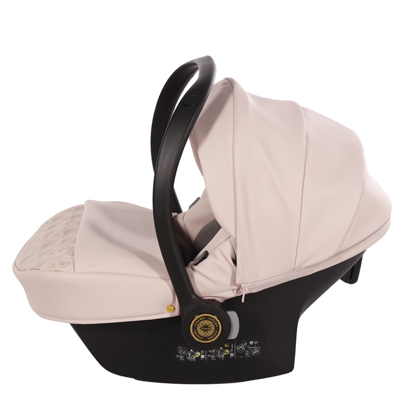 Różowy fotelik samochodowy Junama Ellegante Art Deco 01 Pink z osłonką na nóżki i geometrycznym wzorem