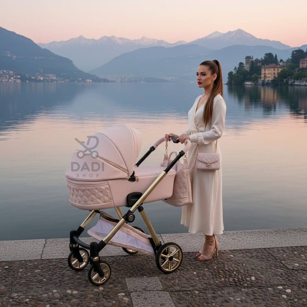 Kobieta w białej sukience z wózkiem Junama Ellegante 01 Pink nad jeziorem na tle gór. Różowa gondola i złoty stelaż.