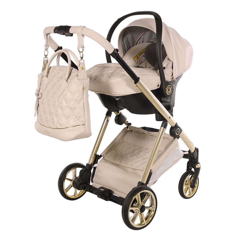 Elegancki fotelik samochodowy Junama w kolorze beżowym z osłonką na nóżki w geometryczne wzory i regulowaną budką na złotym stelażu.