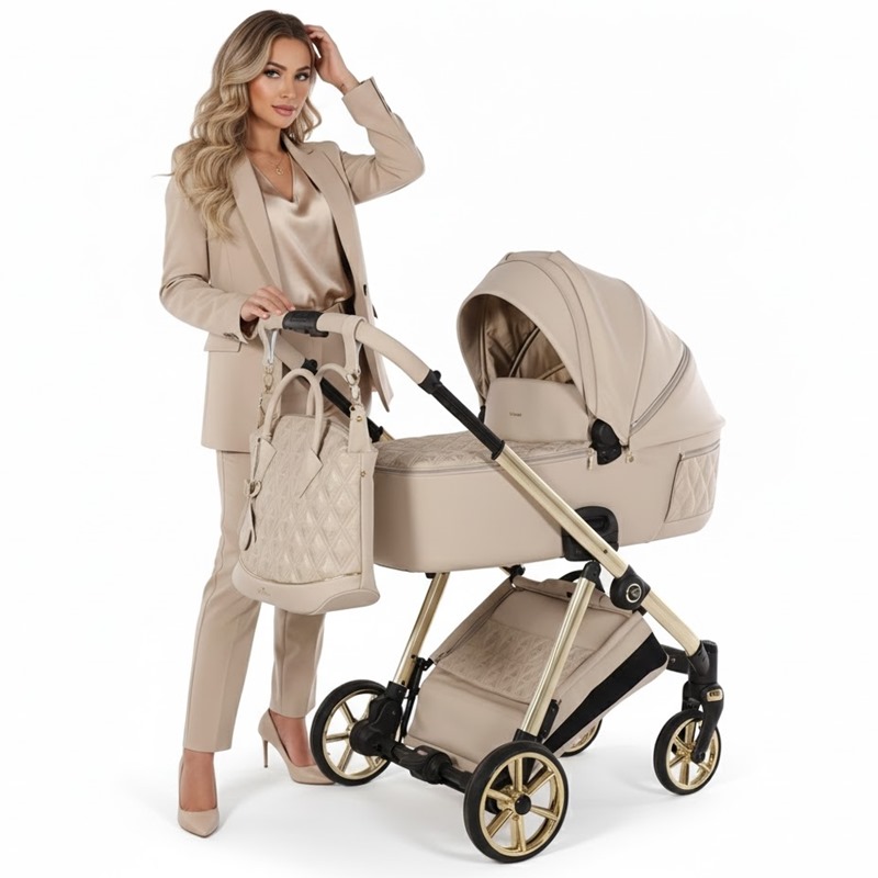 Kobieta w beżowym garniturze przy wózku Junama Ellegante Art Deco 02. Złoty stelaż, eleganckie pikowanie i torba.