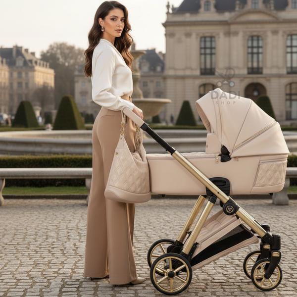 Elegancka kobieta z wózkiem Junama Ellegante Art Deco 02 przed pałacem. Złoty stelaż i luksusowy design.