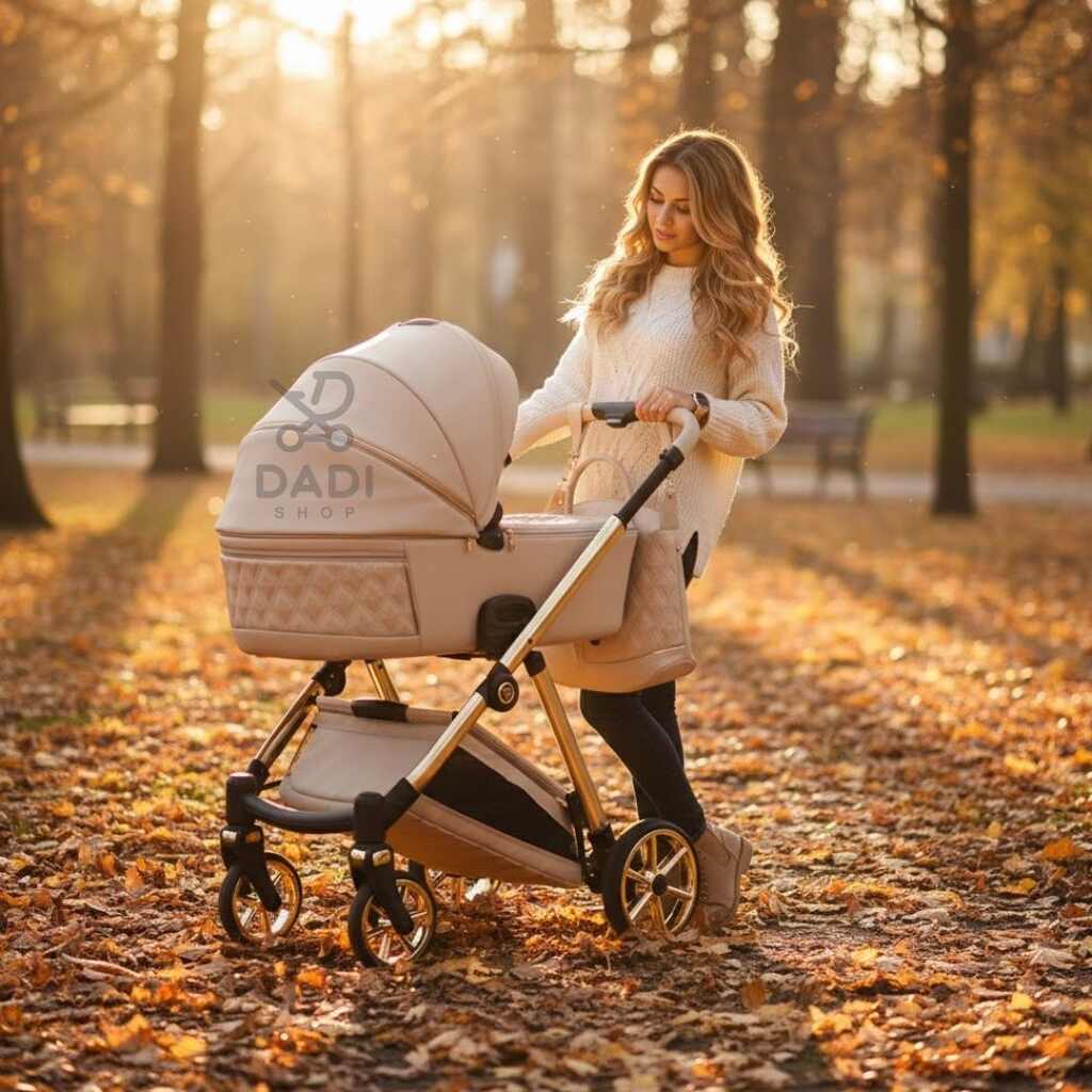Kobieta z wózkiem Junama Ellegante 02 Beige w jesiennym parku wśród liści. Złoty stelaż i beżowa gondola.