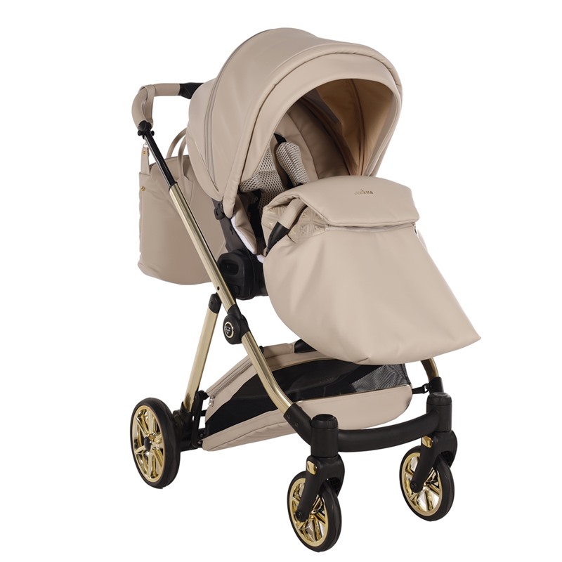 Spacerówka Junama Ellegante 02 Beige z założonym pokrowcem na nóżki na złotym stelażu.