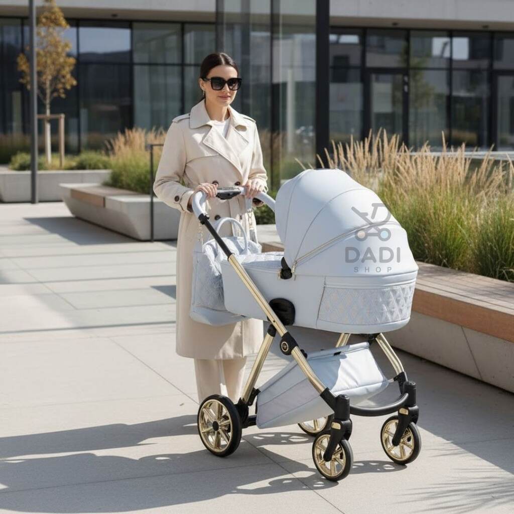 Kobieta w beżowym płaszczu prowadzi błękitny wózek Junama Ellegante Art Deco 03 Blue na nowoczesnym deptaku. Stylowy model ze złotym stelażem.