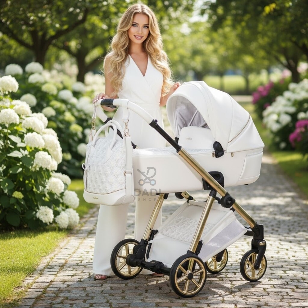 Kobieta w białej sukni przy wózku Junama Ellegante Art Deco 04 White w ogrodzie pełnym białych hortensji.