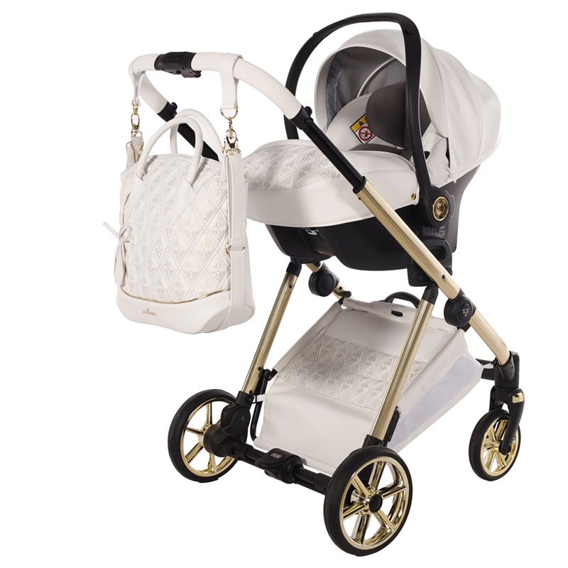 Fotelik samochodowy Junama Ellegante Art Deco 04 zamontowany na złotym stelażu wózka. Widoczna dopasowana biała torba.