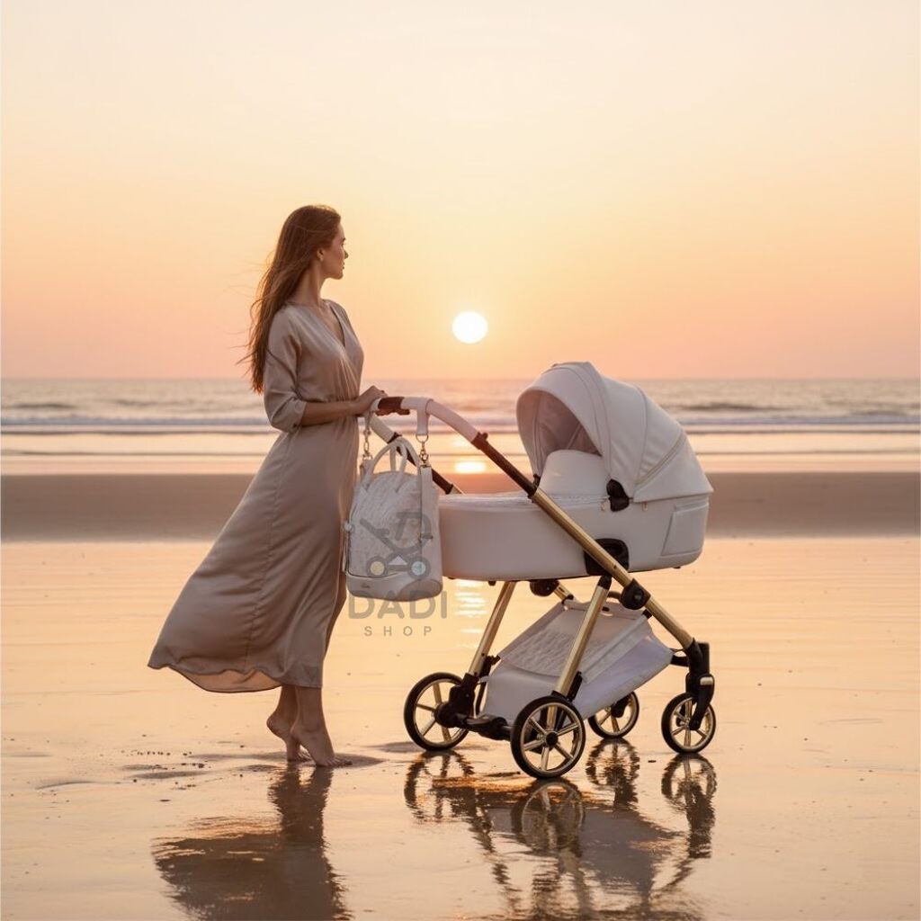 Kobieta na plaży o zachodzie słońca z białym wózkiem Junama Ellegante Art Deco 04. Romantyczna sceneria nad brzegiem morza.