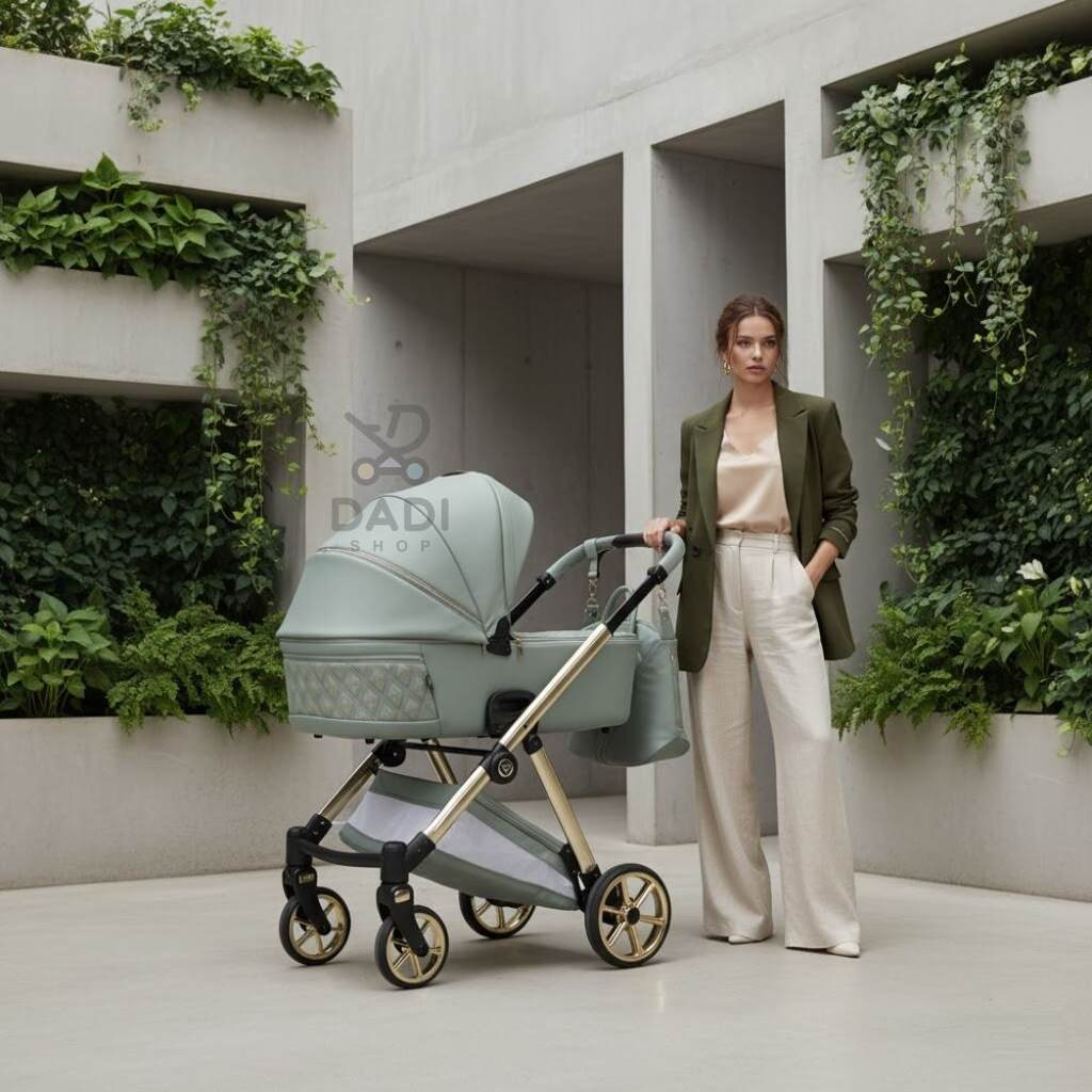 Kobieta w zielonym garniturze trzyma wózek dziecięcy Junama Ellegante Art Deco 05 Green.