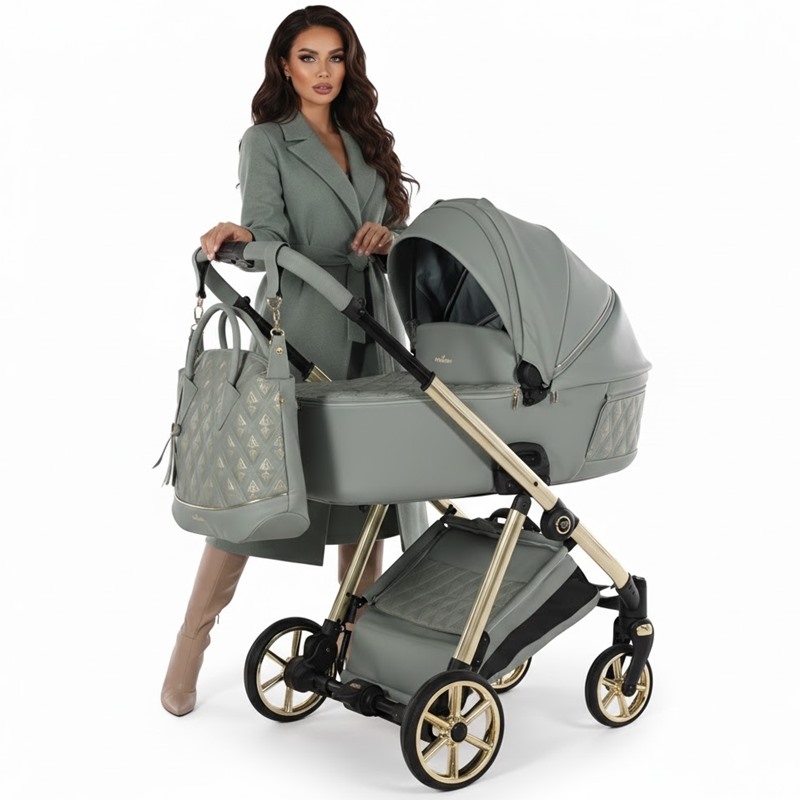 Kobieta przy zielonym wózku Junama Ellegante Art Deco 05. Zestaw z gondolą i torbą na złotym stelażu.