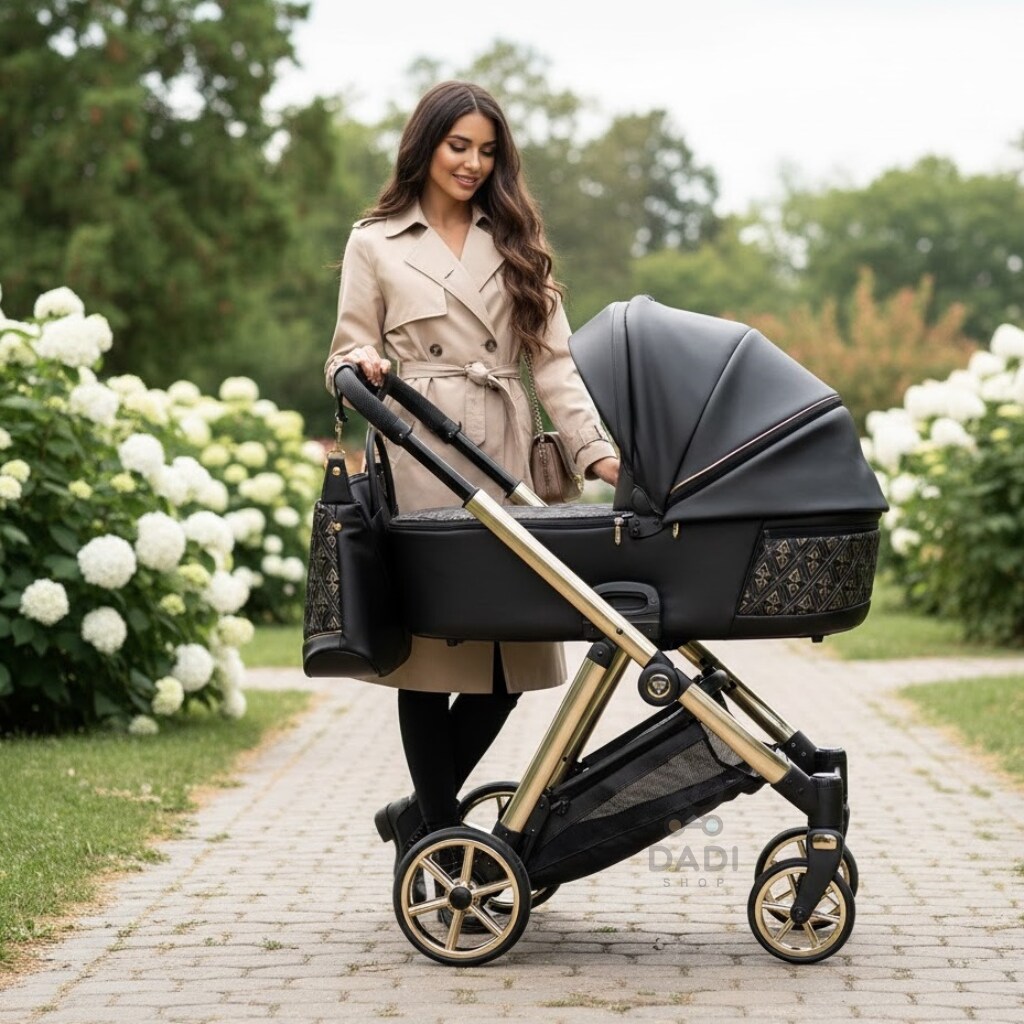 Szczęśliwa mama w beżowym płaszczu z wózkiem Junama Ellegante Art Deco 06 Black z ogrodzie z białymi kwiatami.