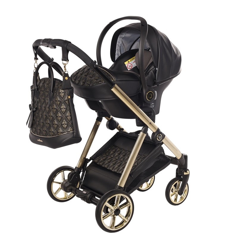 Czarny fotelik wpinany w złoty stelaż wózka Junama Ellegante Art Deco 06 Black – widok z boku.