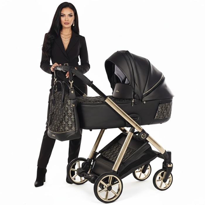 Kobieta z eleganckim wózkiem Junama Ellegante Art Deco 06 Black. Czarna gondola na złotym stelażu.