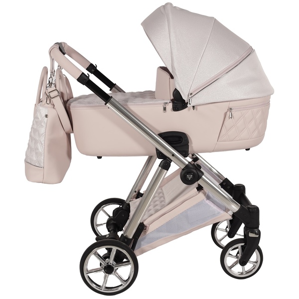 Junama Ellegante Lame 01 Pink – wózek wielofunkcyjny z elegancką gondolą w pudrowym różu. Połączenie luksusu, stylu i komfortu dla dziecka.