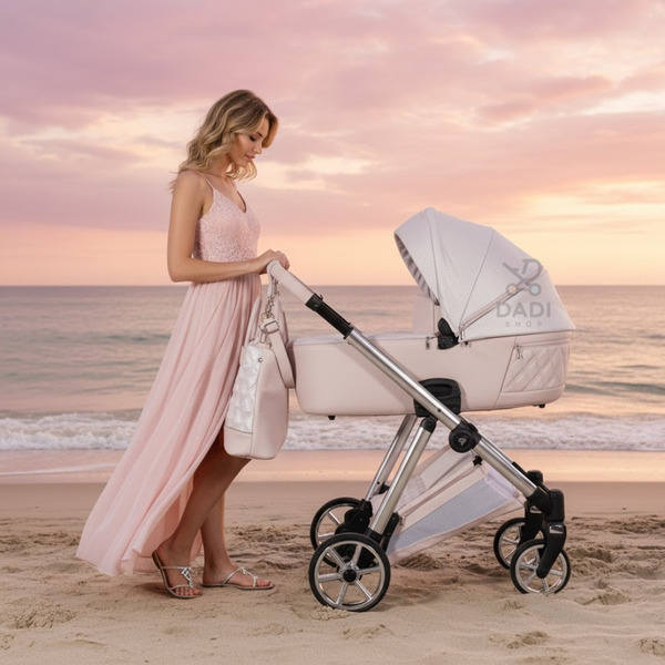 Junama Ellegante 01 Pink na plaży. Wózek wielofunkcyjny w pudrowym różu. Luksusowy design idealny na każdą, nawet najbardziej malowniczą, wyprawę!