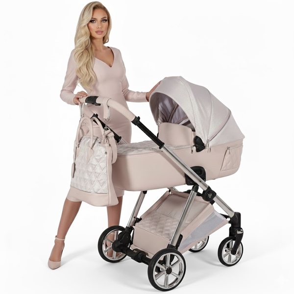 Junama Ellegante Lame 01 Pink: Modelka prezentuje luksusowy, różowy wózek 2w1. Odkryj połączenie elegancji, stylu i komfortu!