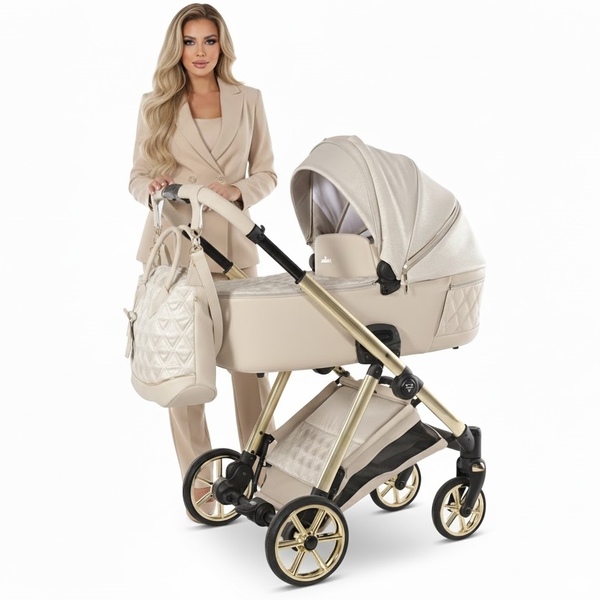 Elegancka kobieta w beżowym garniturze ze stylowym, luksusowym wózkiem Junama Ellegante Lame w kolorze kremowym i złotym.