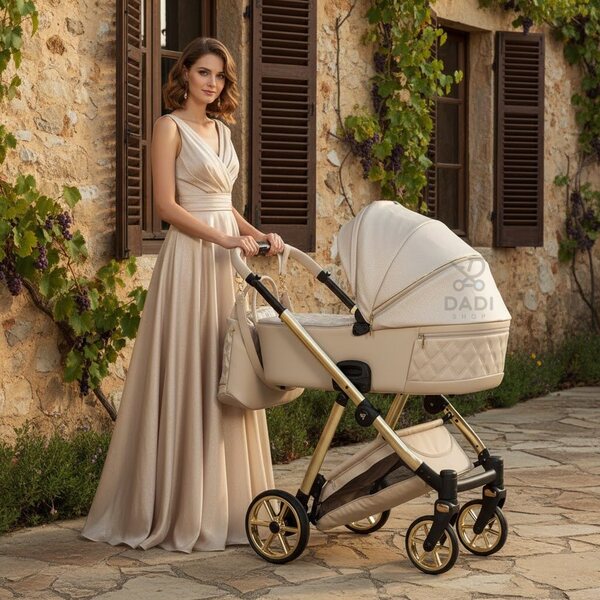 Mama w długiej sukni z wózkiem Junama Ellegante Lame 02 Beige na wakacjach w słonecznej scenerii. Beżowa gondola, złoty stelaż.