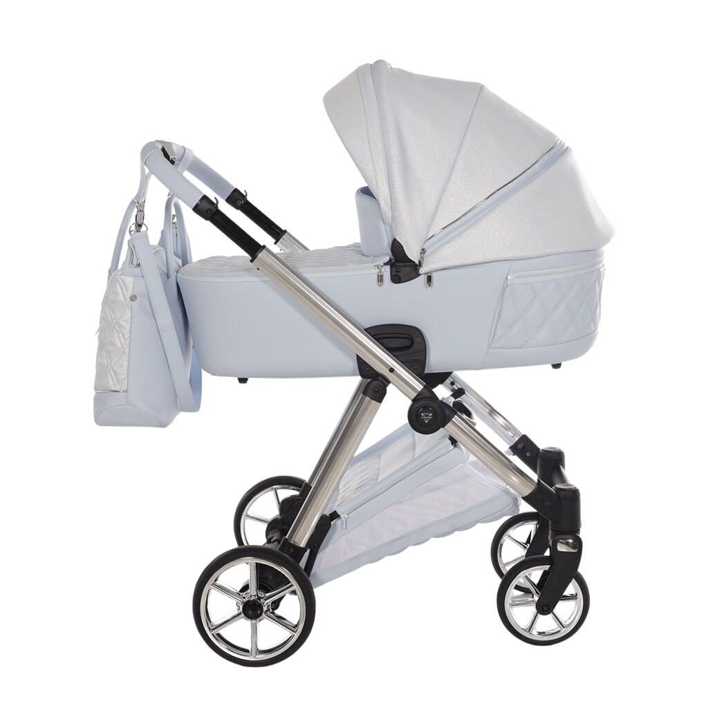 Jasnoniebieski wózek-gondola Junama Ellegante Lame 03 na białym tle. Budka i torba z połyskującej tkaniny 'lame'. Chromowany stelaż i obręcze kół.