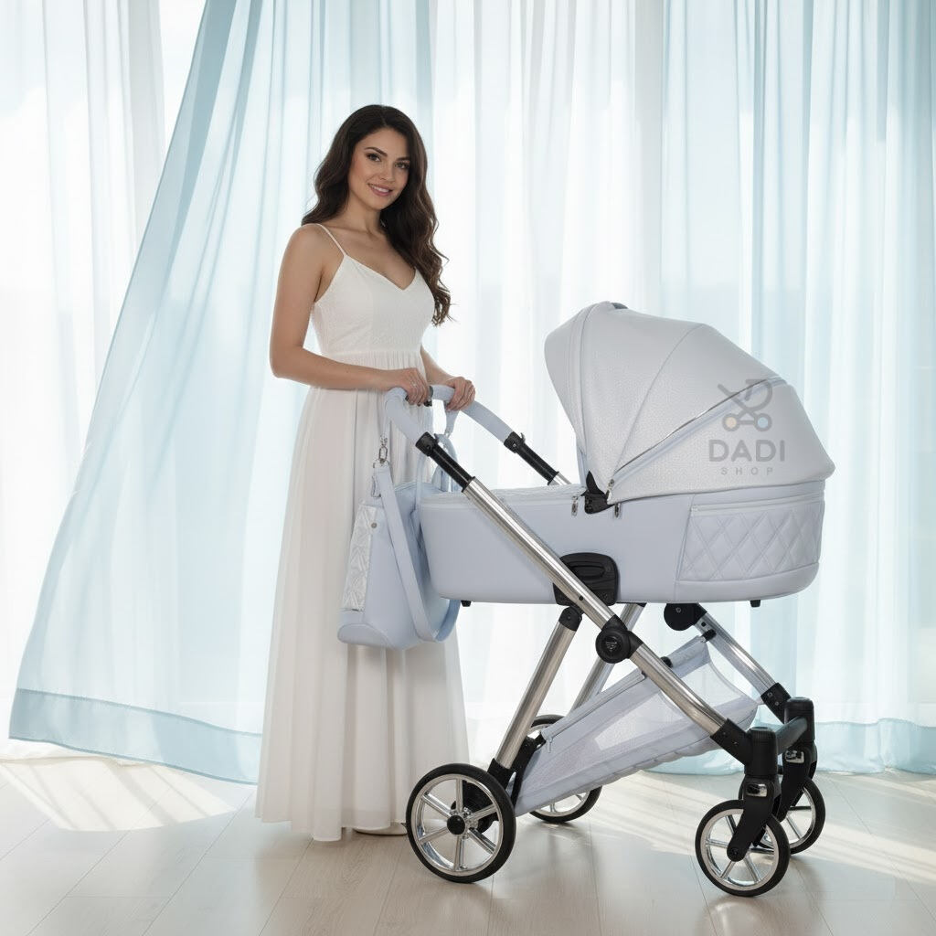 Elegancka Mama z błękitnym wózkiem Junama Ellegante Lame 03 we wnętrzu. Chromowany stelaż.