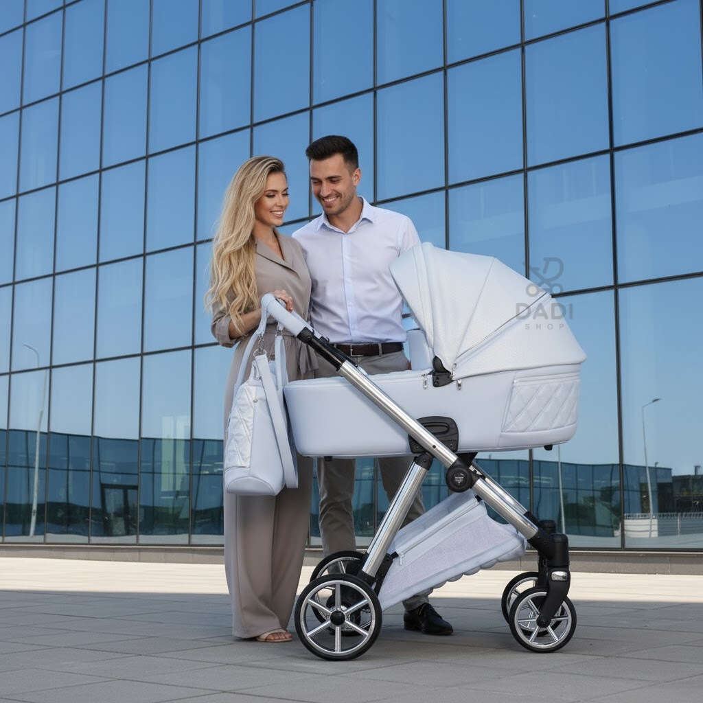 Uśmiechnięta para na spacerze z jasnoniebieskim wózkiem-gondolą Junama Ellegante Lame 03, na tle nowoczesnego budynku ze szklaną fasadą.