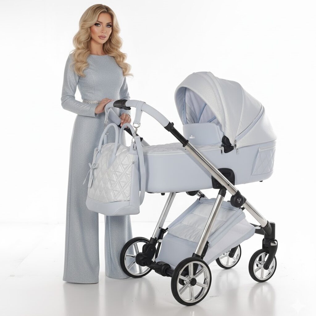 Kobieta w jasnoniebieskim, połyskującym kombinezonie przy wózku Junama Ellegante Lame. Wózek i torba są dopasowane kolorystycznie. Białe tło.
